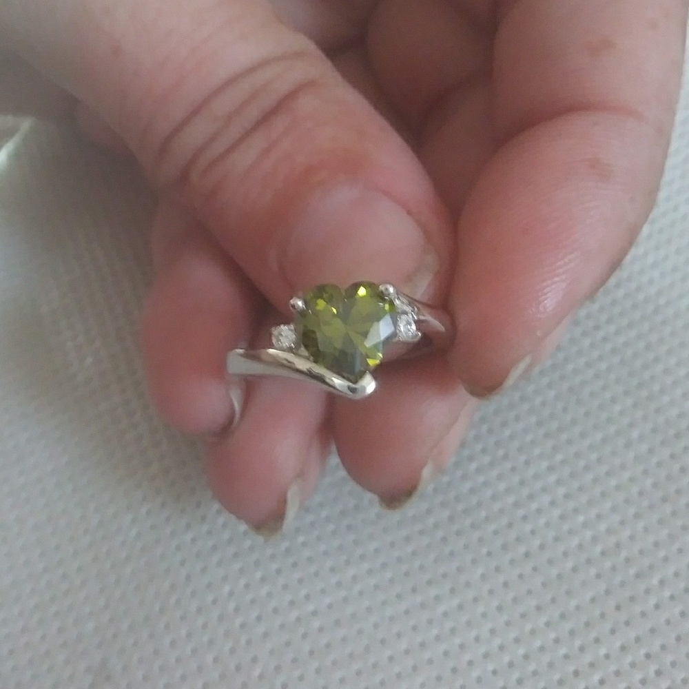 NEW Heart-Cut PERIDOT Gemstone Ring in 925 Silver